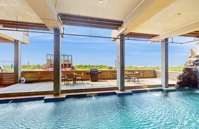 Cozy cabin in oceanfront Bolivar Peninsula with WiFi, AC, Private Pool, Games