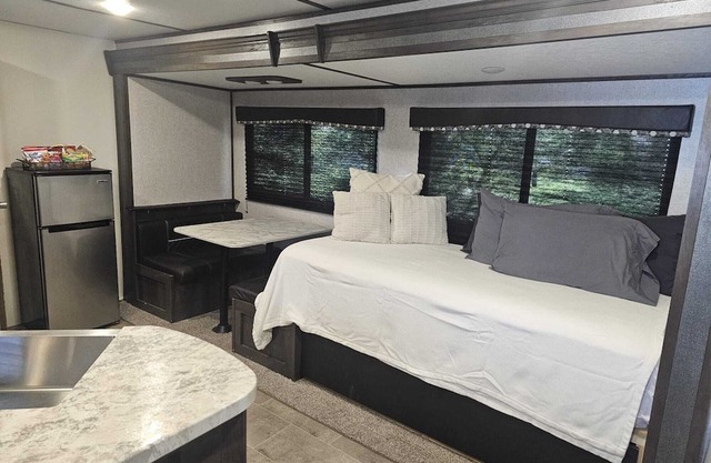 Cozy caravan in wonderful Fort Myers with AC, fitness room, WiFi