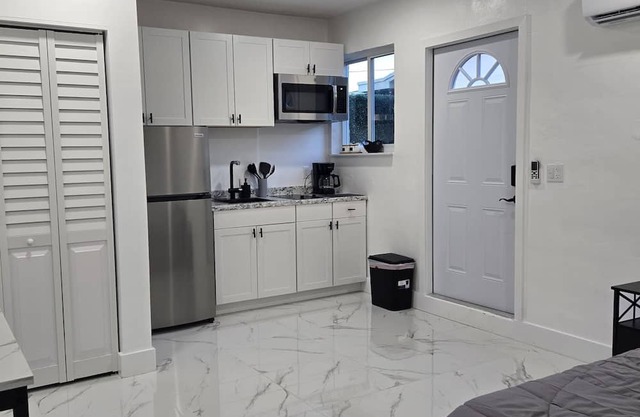 Cozy studio with Independent entrance and WiFi in lovely Sunrise.