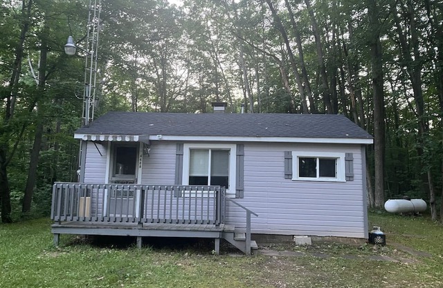 Cozy 2-bedroom cabin in serene West Branch with AC, WiFi