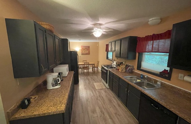 Scenic lower level 1-bedroom apartment in wonderful Springfield with WiFi, AC