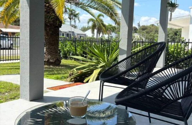 Stylish Miami Oasis: 3Bed, 2Bath with BBQ, Just 15min from the Beach.