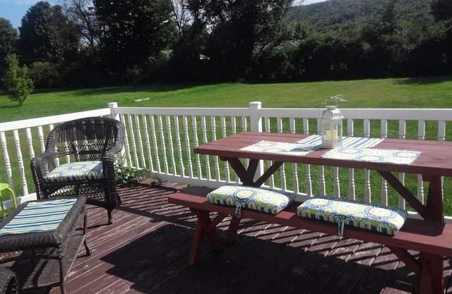 A French Flair: 3bedroom/2bath Ranch home w/WiFi & AC-Sleeps 10
