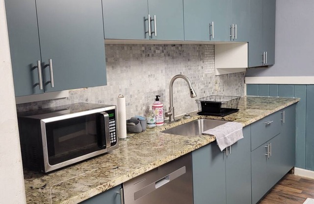 4-bedroom house in peaceful Charlotte with AC, WiFi. Close to the airport