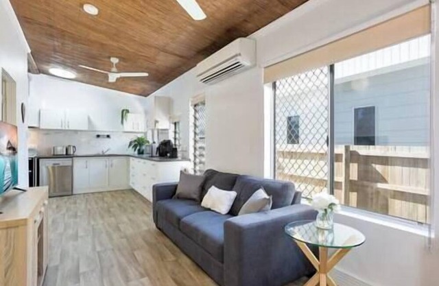 Seaside Serenity: Modern Cottage with Spa