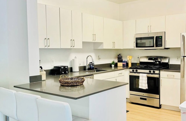 Capitol Cozy / Parking Included. Pet Friendly