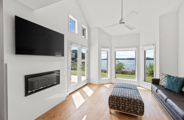 Contemporary Dog-Friendly Townhouse w/Lake View & Private W/D