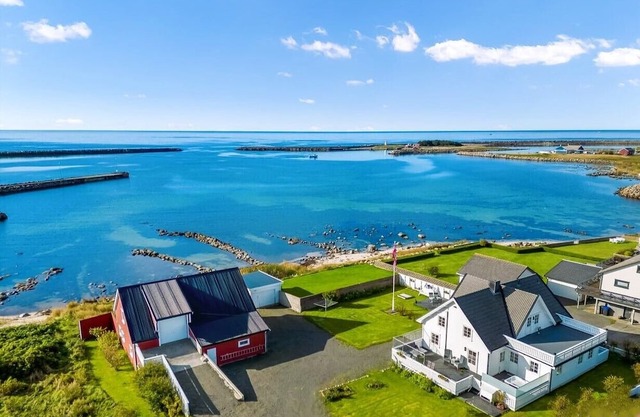 Holiday home 'Havbris' new on offer, in Borhaug near Farsund, South Norway with own beach line, booking start now! House with flair and garden in south-facing location on bay with own sandy beach on Listafjorden, southern Norway, max 11 pers., ma