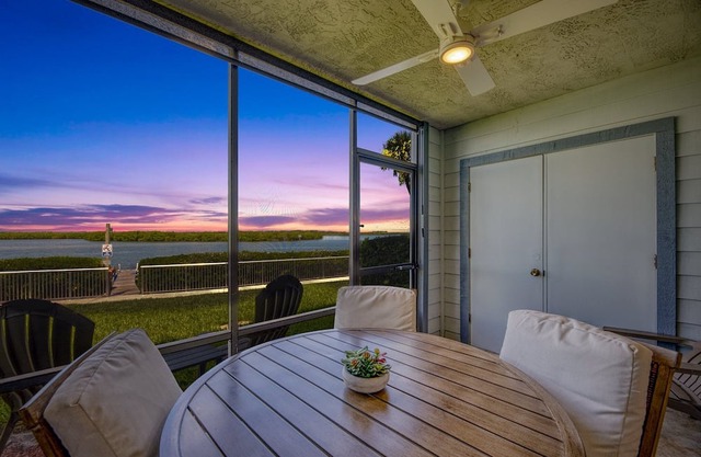 Riverfront / Boat Dock / Pool / Walk to Beach / Cedar Island Club