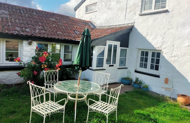 Peaceful 18th Century Barn Conversion 2BR/sleeps 4, dog friendly, free parking.