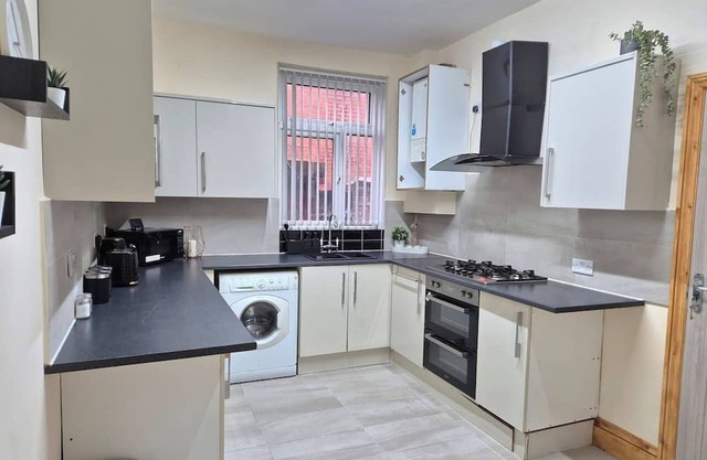Double Bed Room in Manchester (2)