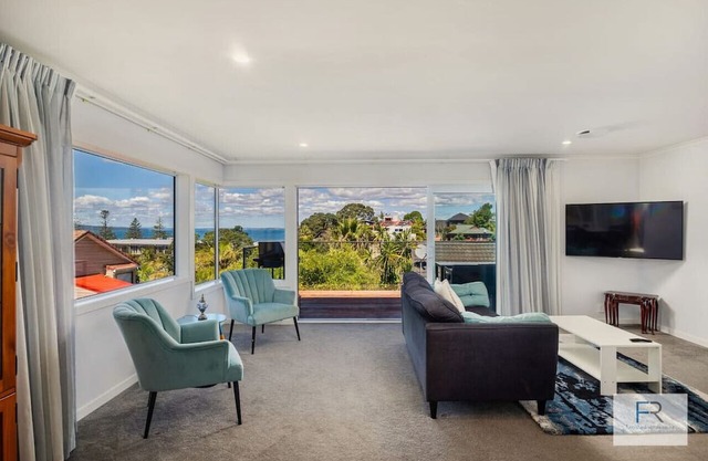 Spectacular Sea Views -Exec Home