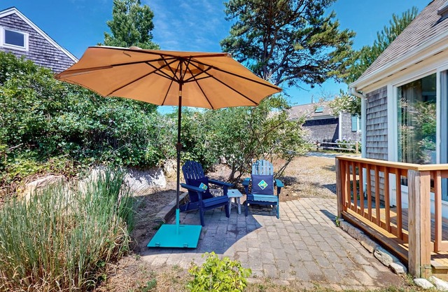 Peaceful cottage w/pool, central to P-Town, entertainment & beaches