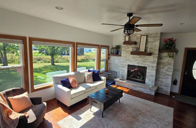 Spacious 4-bedroom home with fitness room & WiFi, within 20 minutes of Lambeau!
