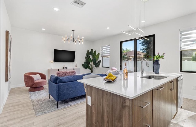 Comfortable Cozy Townhome Close to Everything