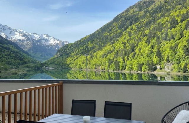 Apartment with terrace overlooking Lake Fabrèges, sleeps 4