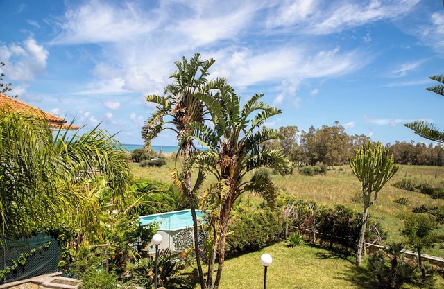 AMAZING VILLA WITH GARDEN ON THE BEACH