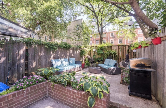 Centrally Located La Casa Blanca Townhome-15 min walk to Philly Attractions!