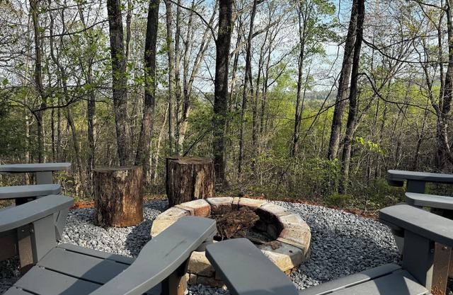 Cozy cottage with hot tub on 1.5 secluded acres - minutes from Lake Lure!