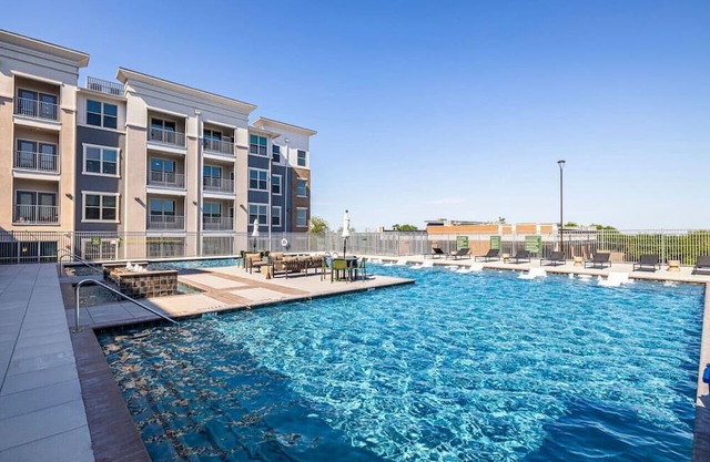 Tranquil Lakeside 1BD: Pool, Workout & Desk Space