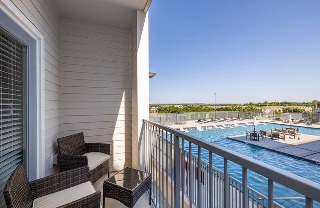 Modern Lakeside 1BD with Pool, Gym & Office Space