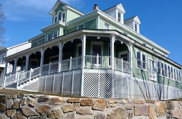 River Retreat Suite In Town!- Inside Grand Castalian Inn Bed and Breakfast