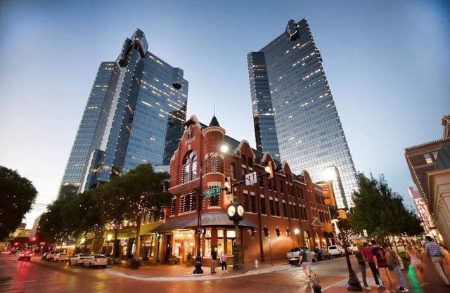 Cityscape Charm Apt 2BR FREE Prkng 5MinDwnTwnFtW