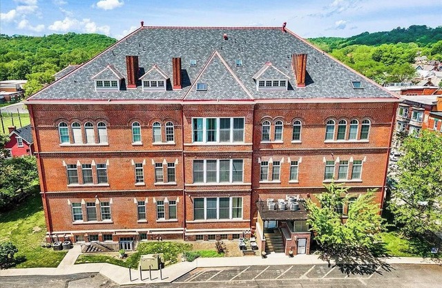 Historic cozy classroom condo in vibrant neighborhood, close to UC, downtown