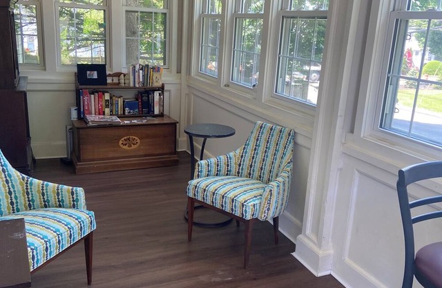 Comfortable room in house with shared bath , use of common area, porch , pool.