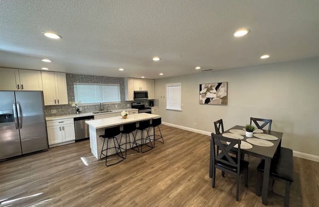 Lovely Charming Home 4 bdrm