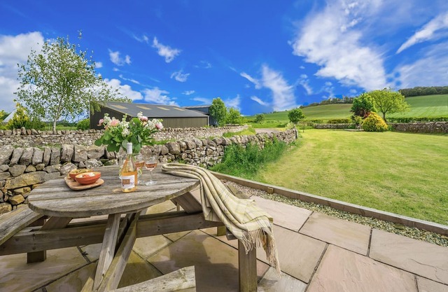Rosemary Cottage - a cottage that sleeps 8 guests in 4 bedrooms