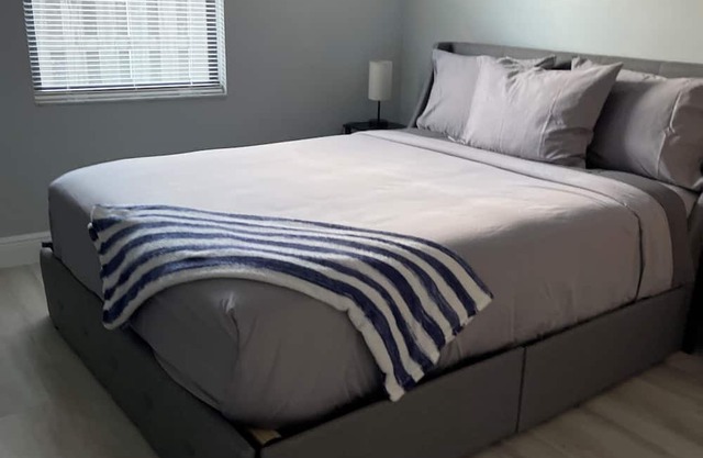 Lux 2 bedroom stay, 7 mins to beach,10 mins to downtown, Clematis, & City Places
