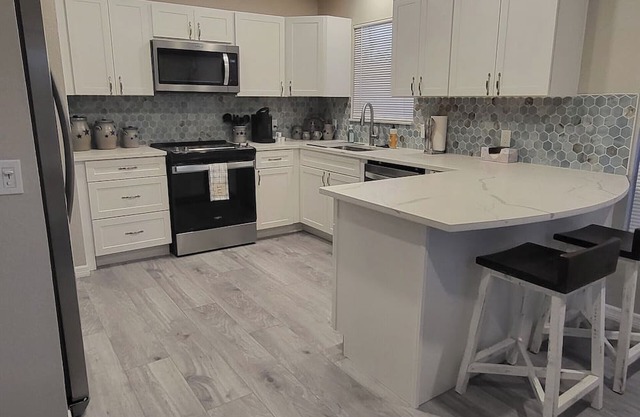 10 Minutes from the beach! Close to all the restaurants, shops and night life!