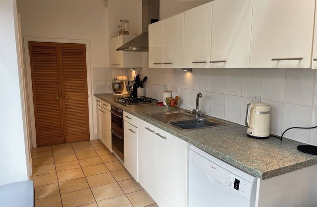 Cozy cottage in prime Wimbledon village. Walk to Wimbledon tennis.