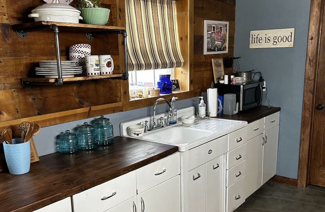 Cozy, quiet retreat! Enjoy small town living