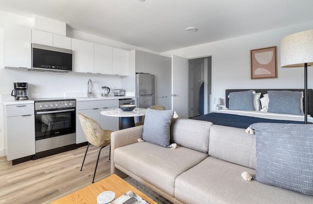 Modern Oakland Studio w/ A/C, near Jack London Sq, by Blueground