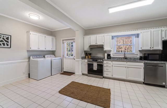 Cozy Gem: 1BR near Sports Center