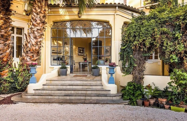 66C1 - Stay in a château