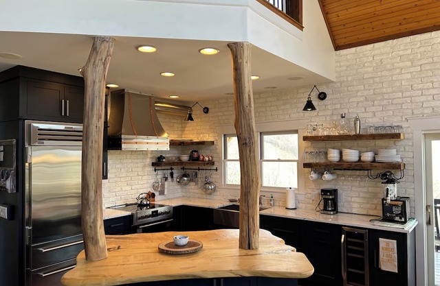 Just One More Day 4BR MNT home with Hot Tub & Fireplace