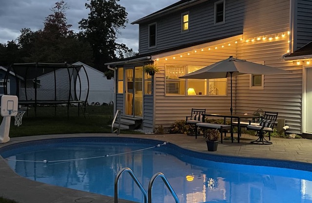 Saratoga Family Fun with pool, minutes to downtown and Saratoga racetrack