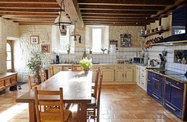Une Suite Familiale Pour 4 à 6 Personnes Dans une Maison Charentaise de 1649