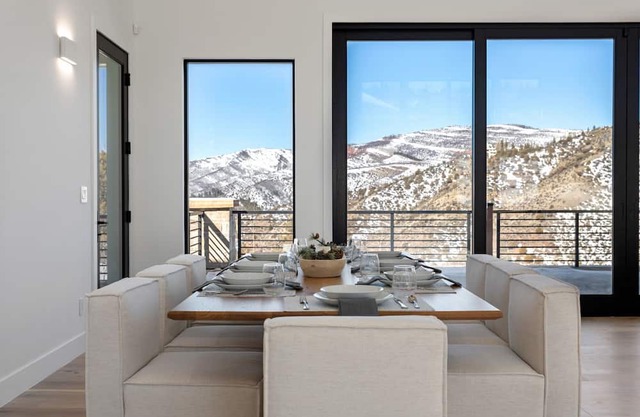 Modern Mountain Retreat in Cordillera, private hot tub, fire pit, BBQ Grill