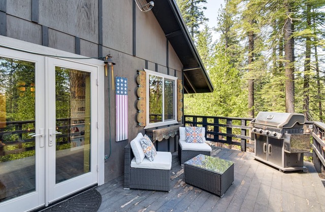 Charming Arnold Cabin w/ Deck & Wood-Burning Stove