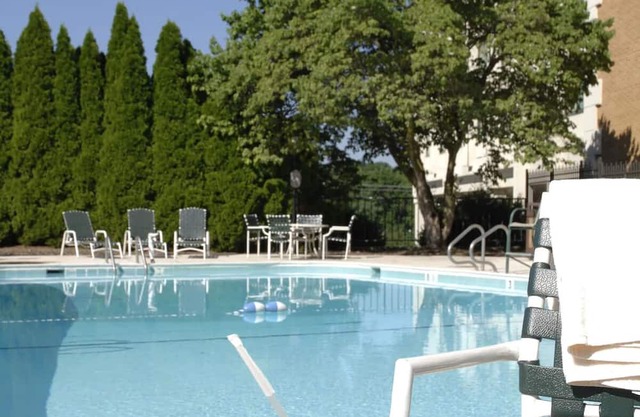 Outdoor Pool, Free Parking, Minutes from Washington DC