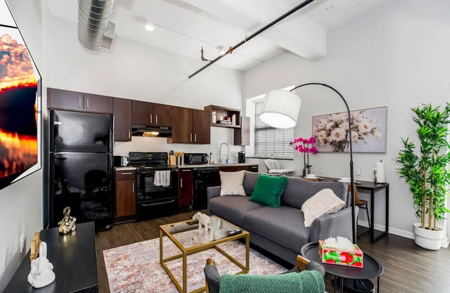 Modern Style in Downtown KC | 1 BD Apt, 2 Queen