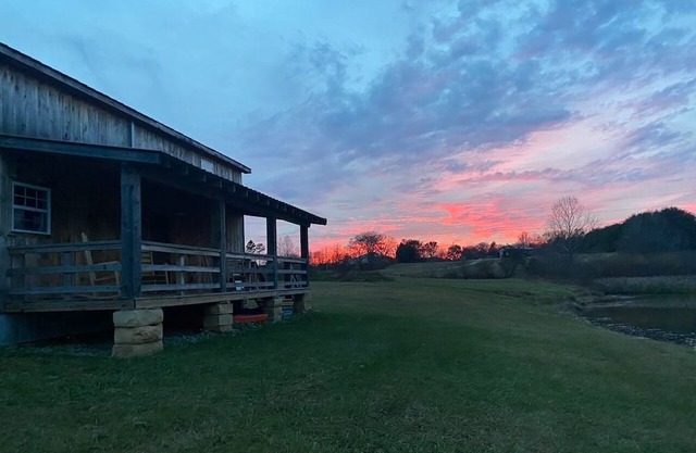 Cozy 2-bedroom cabin with WiFi, AC in welcoming Jamestown