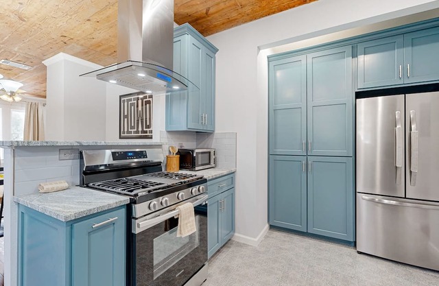 Adorable retreat with a full kitchen, large yard, washer/dryer, central AC