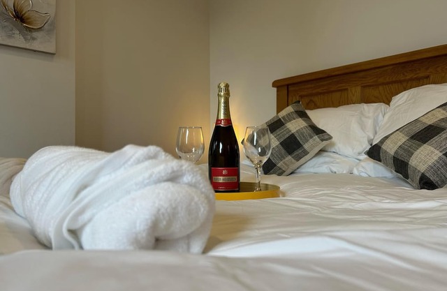 Romantic Countryside Couples Cabin with King bed