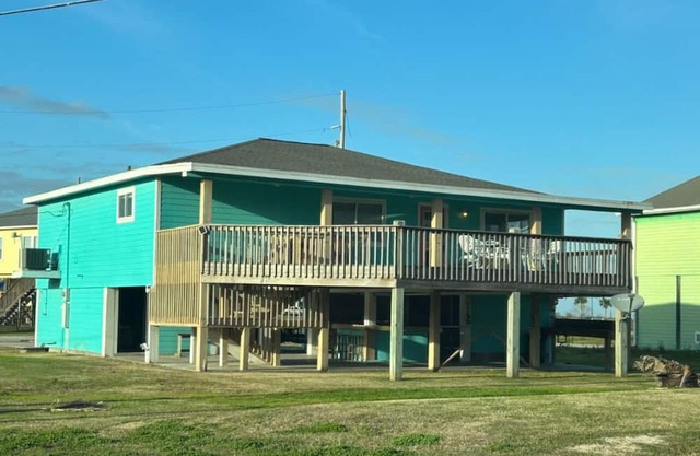 Fabulous open concept cabin sleeps 12 on Bolivar Peninsula