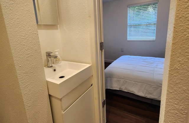 Cozy 1 Bedroom, with Huge Yard & Near Beaches!